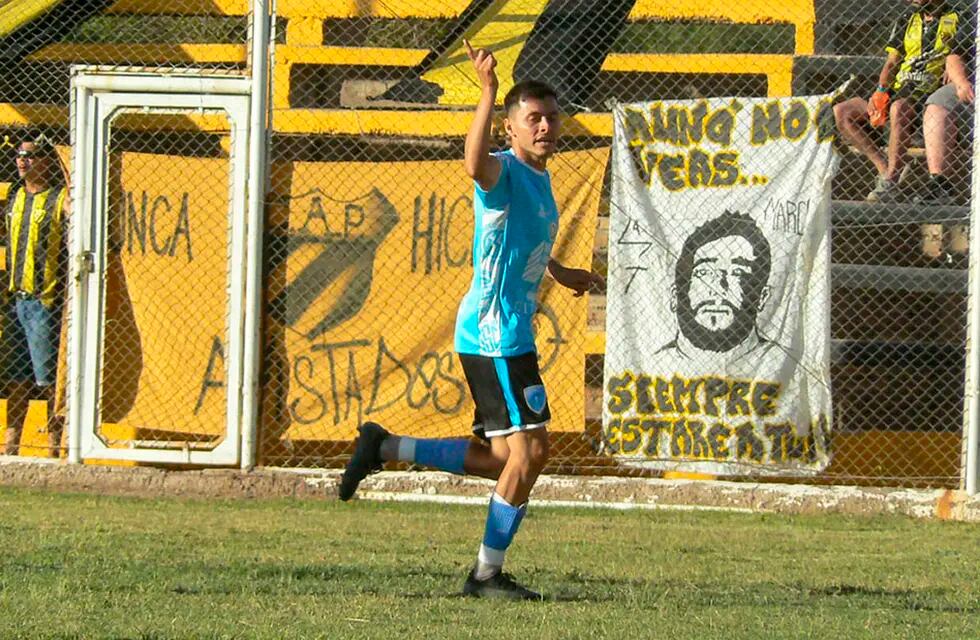 Lautaro Parisi festeja uno de sus dos goles para Gutiérrez en el empate 2-2 frente a Palmira por la quinta fecha de la zona 4 del Regional Amateur. Foto: Gentileza / Prensa Gutiérrez Sport Club.