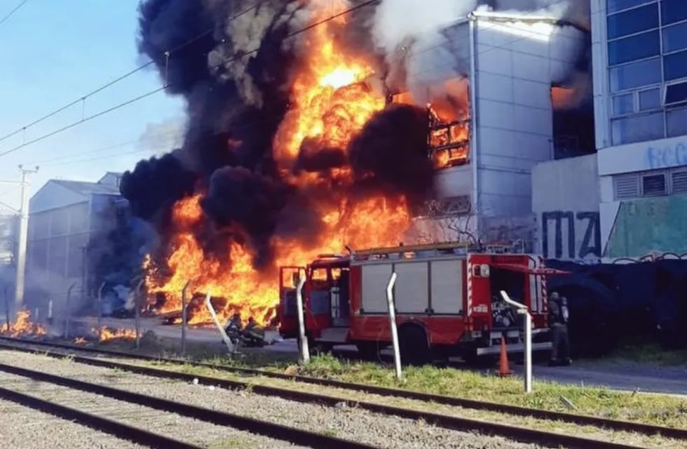 Un depósito aledaño a la planta productora de la cervecería Quilmes se incendia en Buenos Aires.
