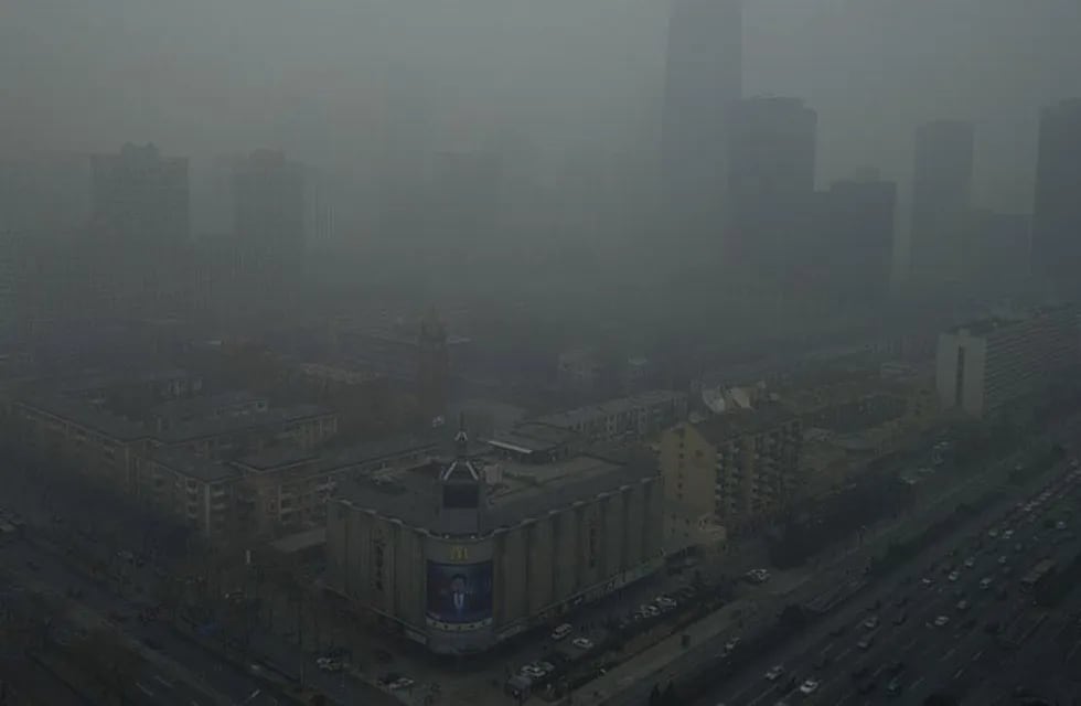 Una densa capa de polución cubre Beijing, la capital de China, y es una de las ciudad con mayor contaminación (AP).