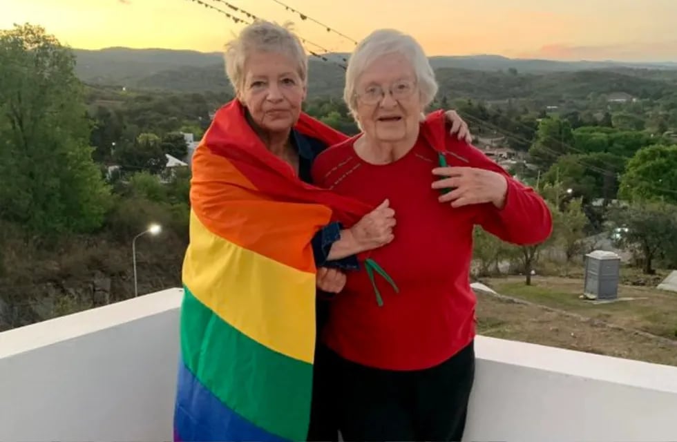 Mora y Elsa tienen 80 años y llevan compartiendo sus vidas por más de 20 años. Foto: Twitter