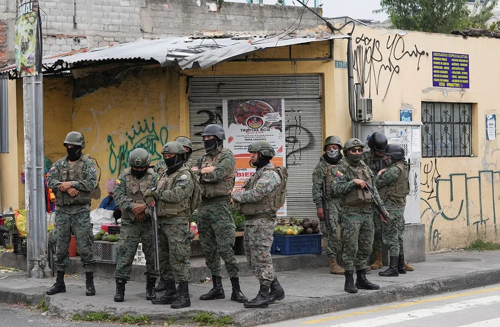 Escalada de violencia en Ecuador. Noboa convocó al ejercito y hay 13 detenidos tras el asalto comando a un canal de televisión. Foto: AP