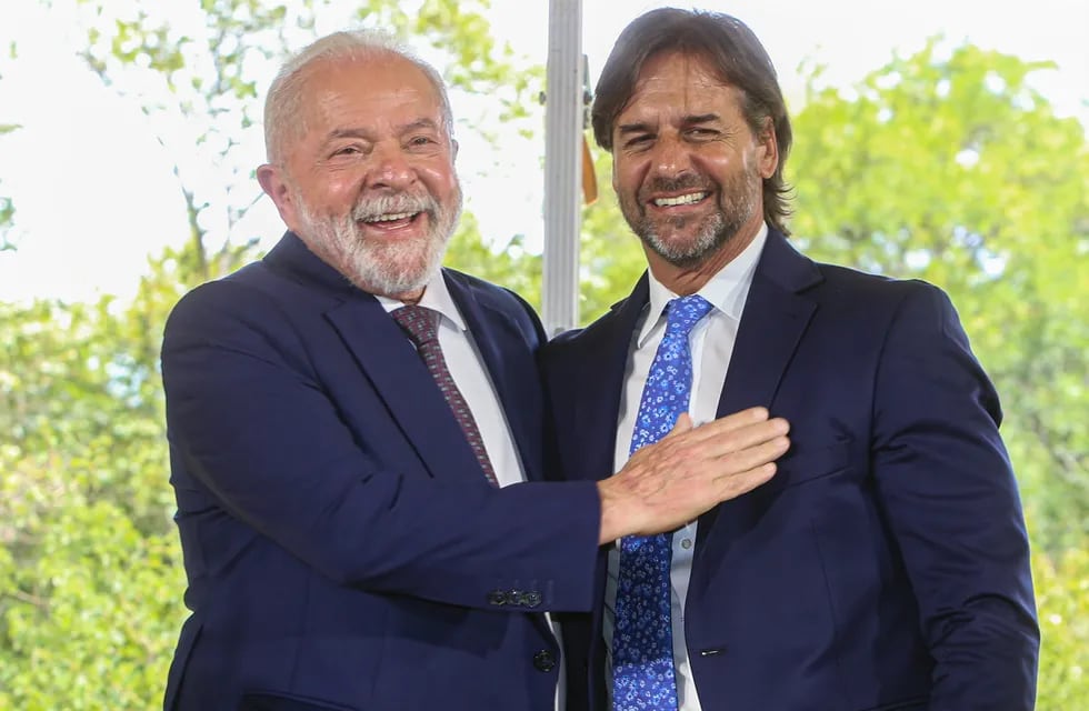 El presidente de Brasil, Luis Ignacio Lula Da Silva, se saluda con su par, el presidente de Uruguay, Luis Lacalle Pou.
