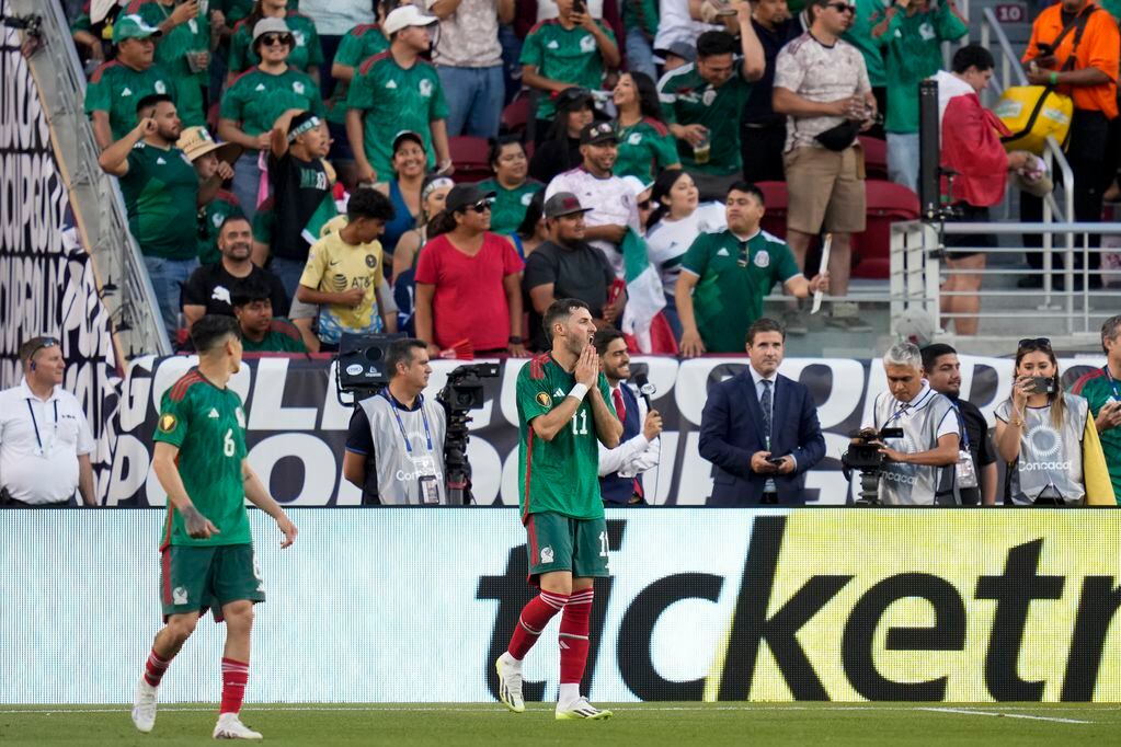 Santiago Giménez (11), delantero de la selección mexicana, reacciona durante el segundo tiempo del partido de la Copa Oro de CONCACAF en contra de Qatar, el domingo 2 de julio de 2023, en Santa Clara, California. (AP Foto/Godofredo A. Vásquez)