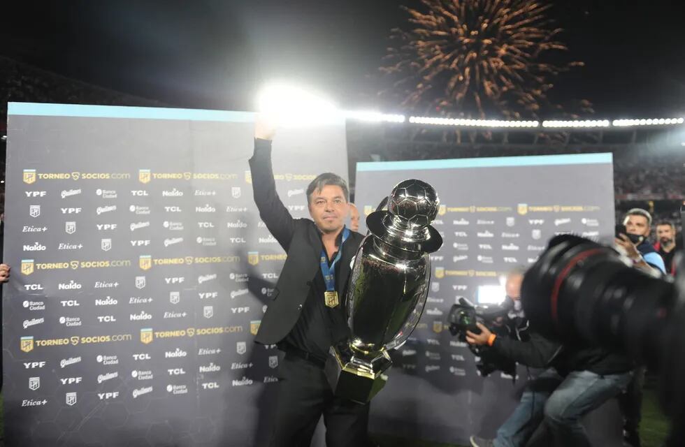 Marcelo Gallardo y la foto con la copa de la Liga Profesional. / Clarín