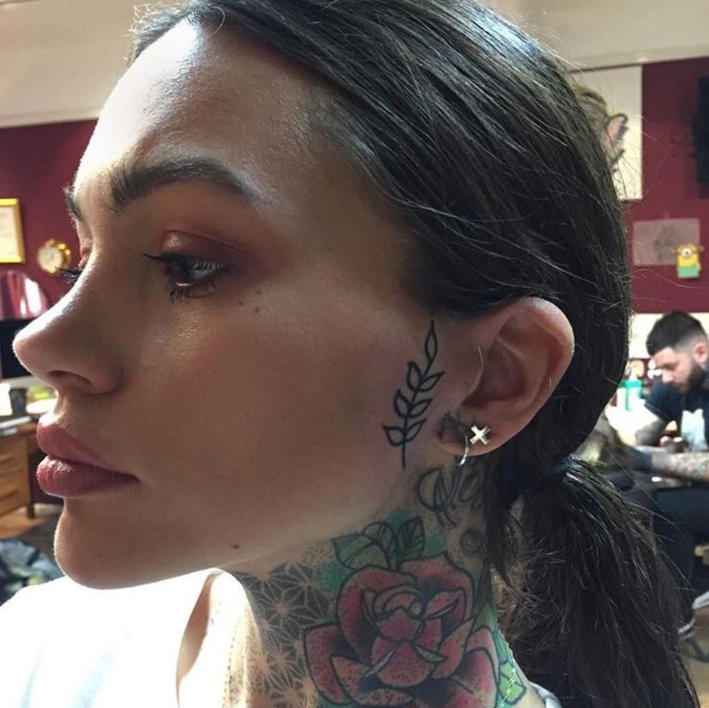 La joven influencer llamada Rebecca, cuando se hizo el tatuaje al lado de su oreja.