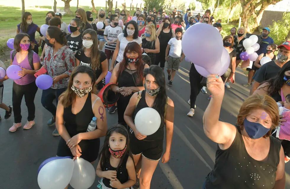 Agrupaciones y allegados a la víctima realizaron ayer una suelta de globos en la zona donde hallaron el cuerpo. Orlando Pelichotti / Los Andes