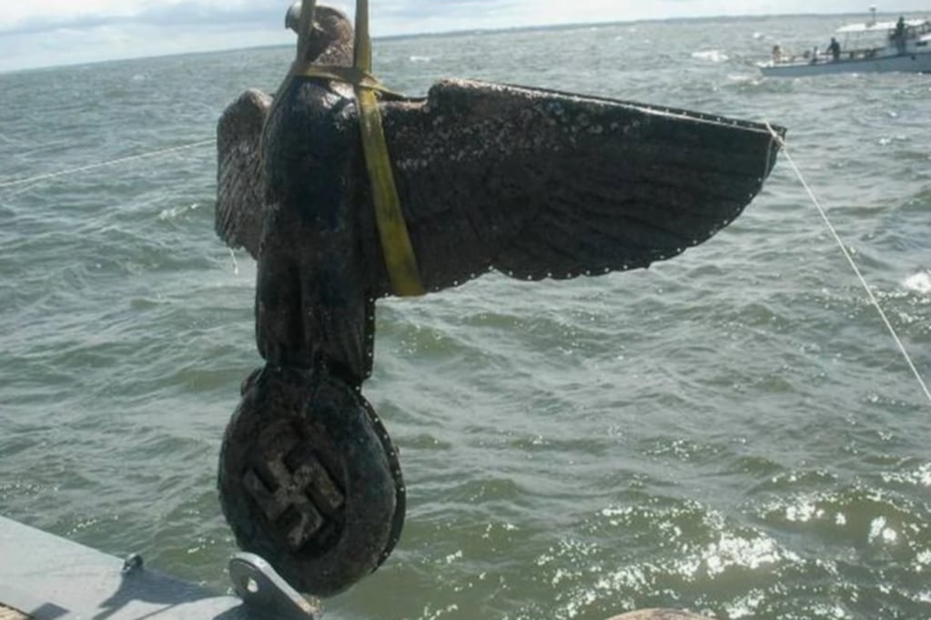 El águia que estaba el proa del Graf Spee fue rescatada por los hermanos Etchegaray. AP