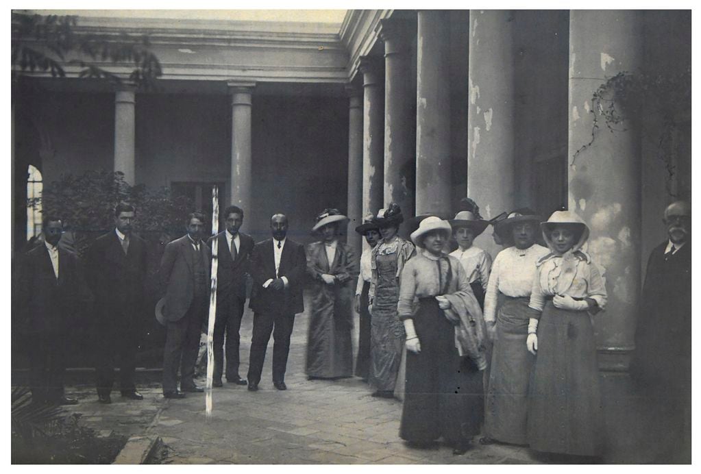 En el patio interior de la escuela, junto al Perito Francisco Pascasio Moreno. Foto de la Junta de Estudios Históricos de Mendoza
