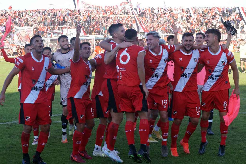 Festejo de los jugadores del deportivo Maipú tras ganar a Villa Dálmine por dos tantos contra uno por el torneo de fútbol de Primera Nacional