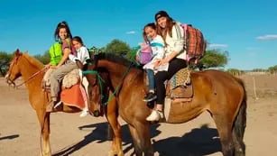 Son hermanas y recorren 9 kilómetros a caballo para ir a clases a Lavalle