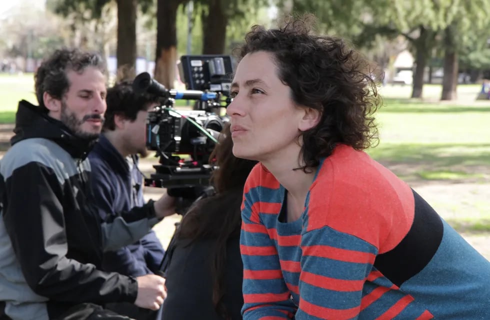 La directora Albertina Carri y su corto "2020. La delgada capa de la tierra" que filmó durante el aislamiento.