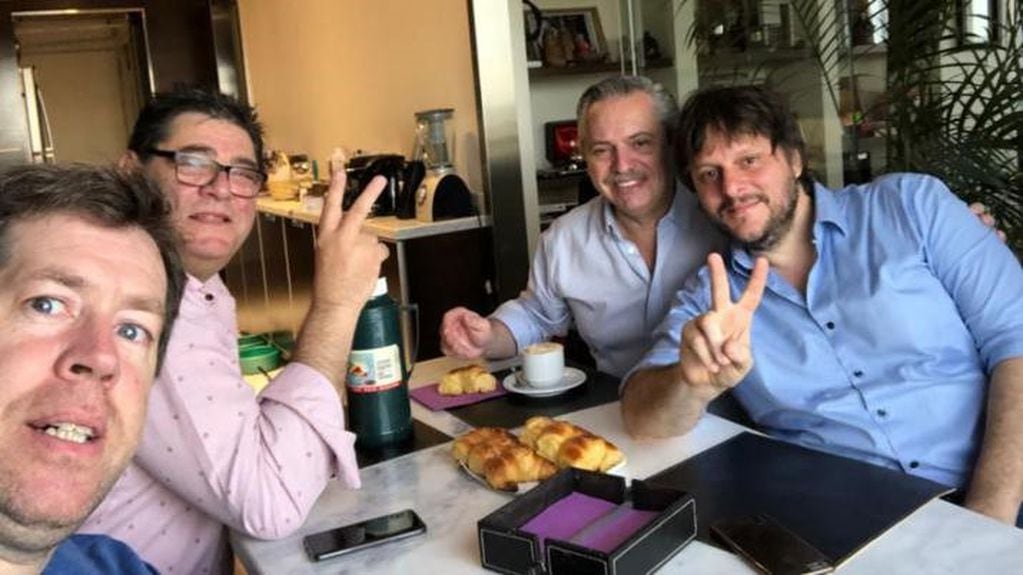 Alberto Fernández desayunando junto a dos amigos y Leandro Santoro (Foto: redes).