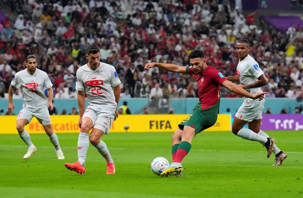 Ramos disparó y la pelota viaja para meterse en el ángulo y ser el 1-0 de Portugal sobre Suiza, por los octavos de final de Qatar 2022. (AP)