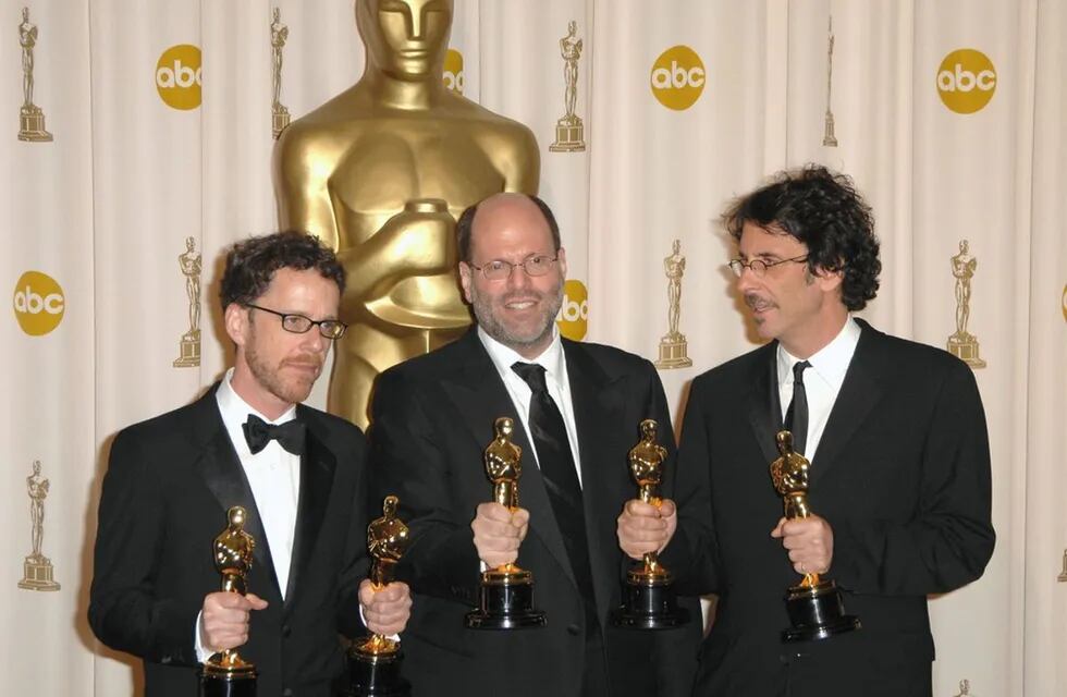 El productor Scott Rudin sostiene su Óscar por "No es país para viejos" entre los hermanos Coen. Foto: Gentileza