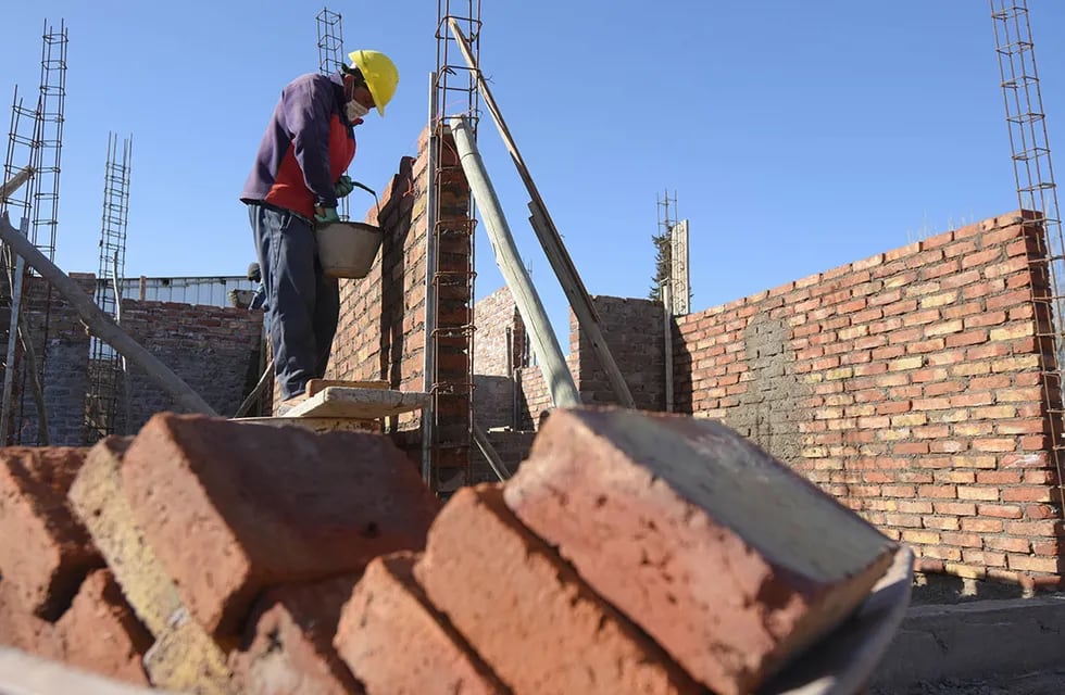 Obreros trabajan en la construcción de una vivienda (José Gutiérrez / Los Andes)