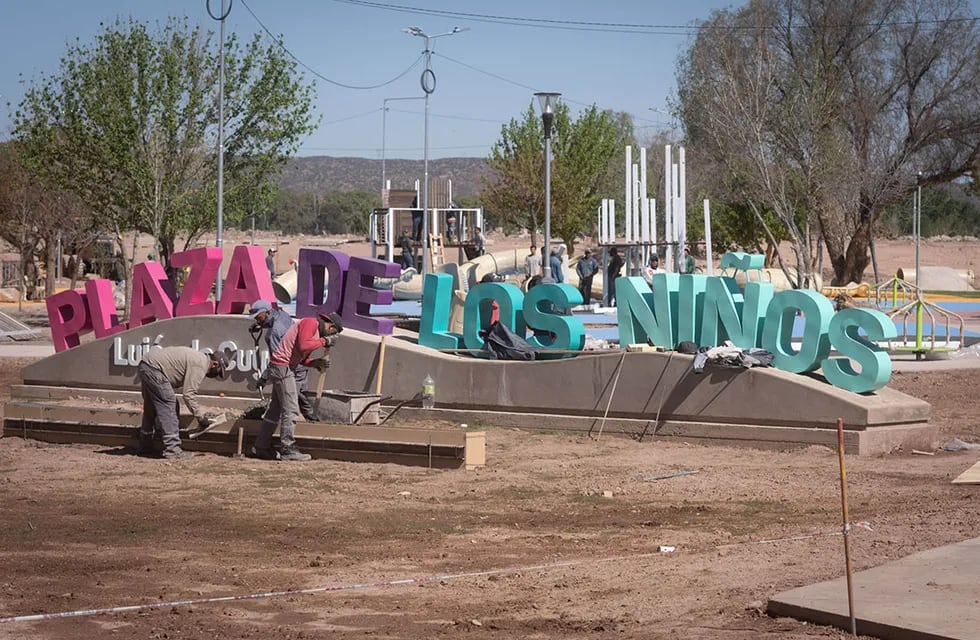 La plaza de juegos infantiles será inaugurada el martes y está pensada como la primera etapa del Parque Urbano Luján. Tendrá más de 20 metros cuadrados. Foto: Ignacio Blanco / Los Andes