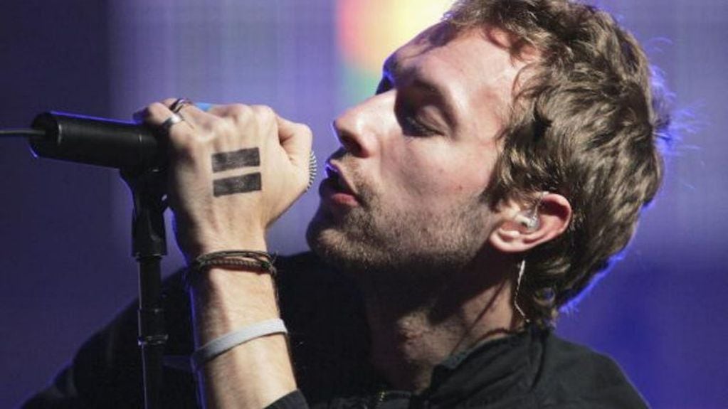 Este es el problema auditivo que arrastra Chris Martin, lider de Coldplay.