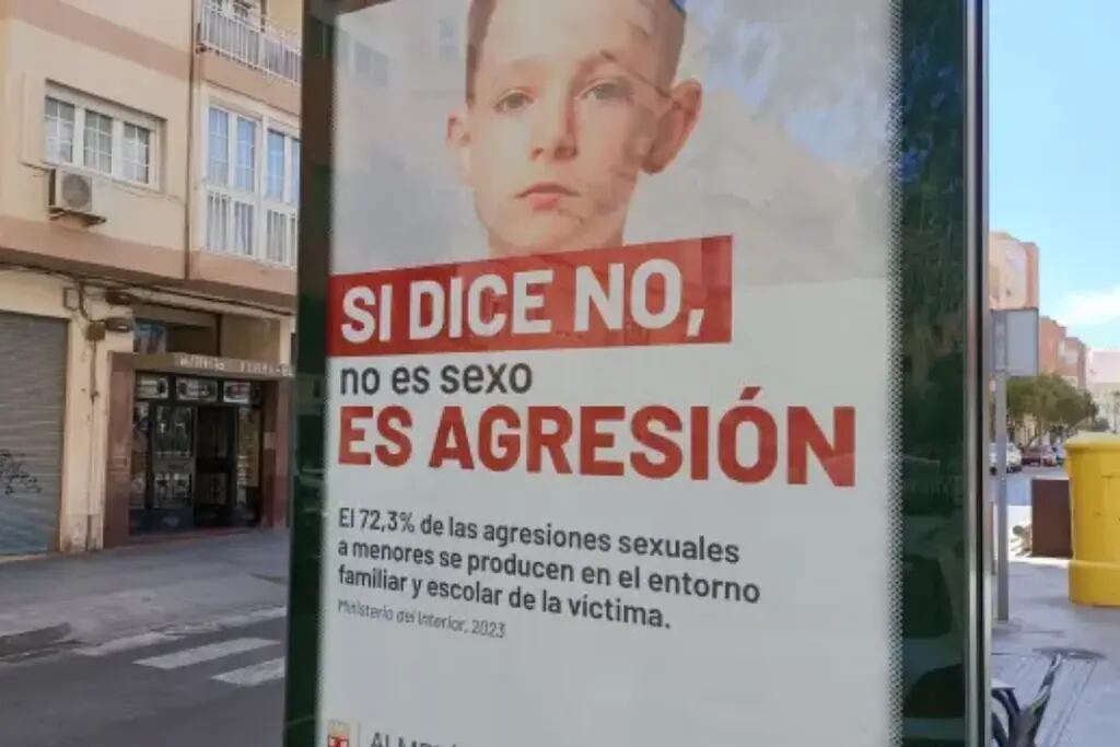 Un municipio español debió retirar carteles contra agresiones sexules por un polémico “error”: “Blanquean la pedofilia”