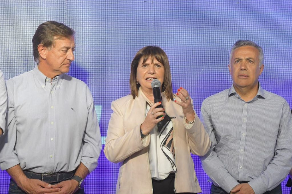 Rodolfo Suárez, Patricia Bullrich, Alfredo Cornejo en el búnker de Cambia Mendoza. Foto: Ignacio Blanco.