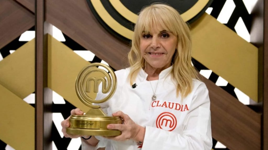 Claudia Villafañe luciendo trofeo, cuyo premio era de un millón de pesos.
