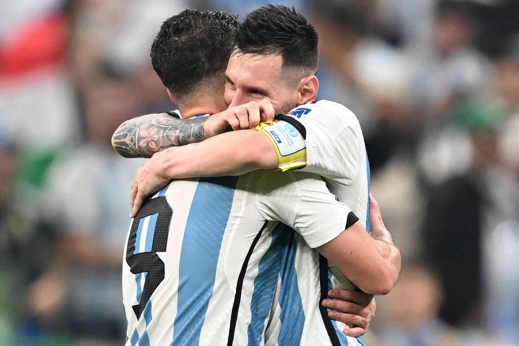Julián Álvarez celebra con Lionel Messi el gol que selló el triunfo argentino y el pase a la final del Mundial de Qatar. Foto: EFE/EPA/Noushad Thekkayil