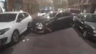 Chocó a 25 autos estacionados en la calle, se escapó y ahora es buscado por la Policía