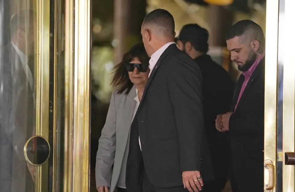 Patricia Bullrich, saliendo del hotel Libertador tras reunirse con Javier Milei (Foto: Clarín)