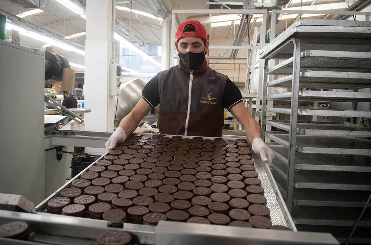 Fabrica de alfajores Chocolezza, a pesar de la pandemia lograron remontar sus ventas. Foto: Ignacio Blanco / Los Andes