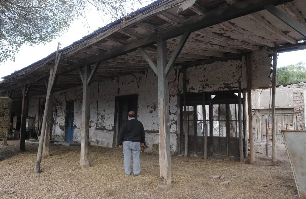 La propiedad se encuentra en un estado de abandono. Grandes postes de madera le permiten a la estructura de adobe mantenerse en pie. | Foto: Los Andes