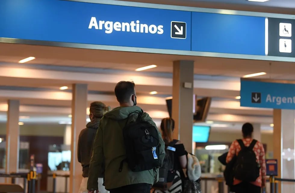 Sólo podrán ingresar argentinos y residentes, con la presentación de un test de PCR negativo en coronavirus y la realización de una cuarentena obligatoria de siete días. (Foto: Clarín)