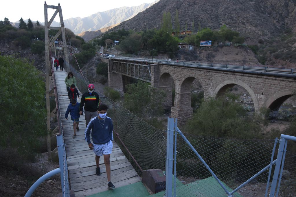 Turismo interno en el puente ubicado en Cacheuta. / 