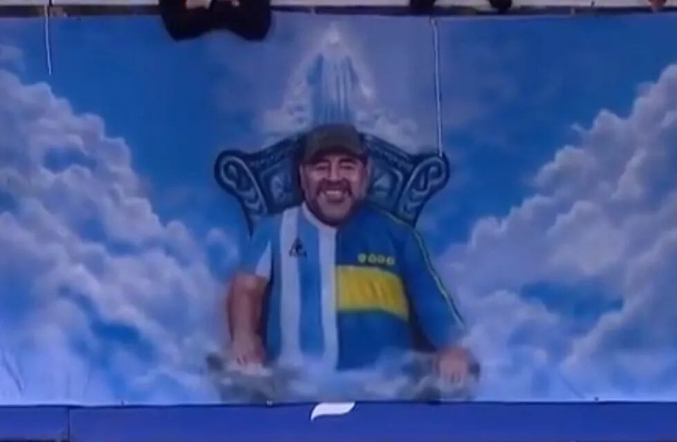Una bandera clásica en La Bombonera: homenaje a Diego Armando Maradona. / Gentileza.