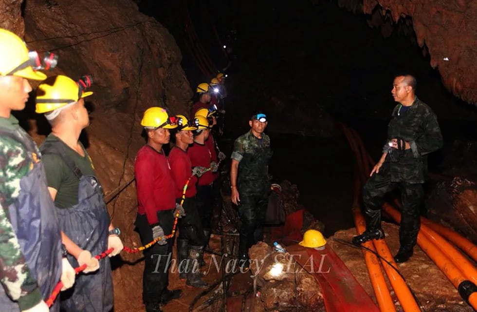 El rescate de los nenes atrapados en la cueva de Tailandia se cobró la primera vida