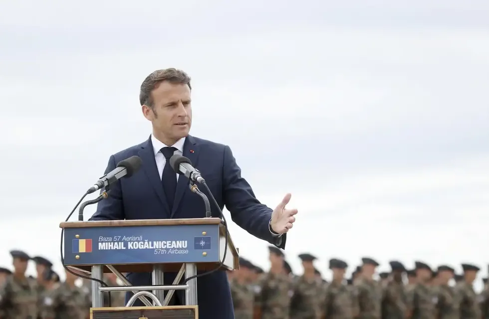 Emmanuel Macron, presidente de Francia, ante soldados franceses desplegados en la Base Aérea Mihail Kogalniceanu de la OTAN en Rumanía.