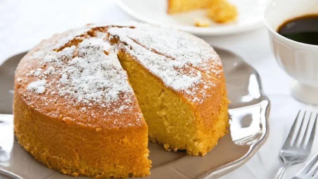 Así se hace la tarta siete cucharas de naranja ideal para la mediatarde.
