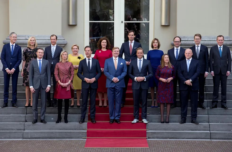 Imagen de archivo del gabinete completo del gobierno holandés del primer ministro Mark Rutte y acompañados por el rey Guillermo.