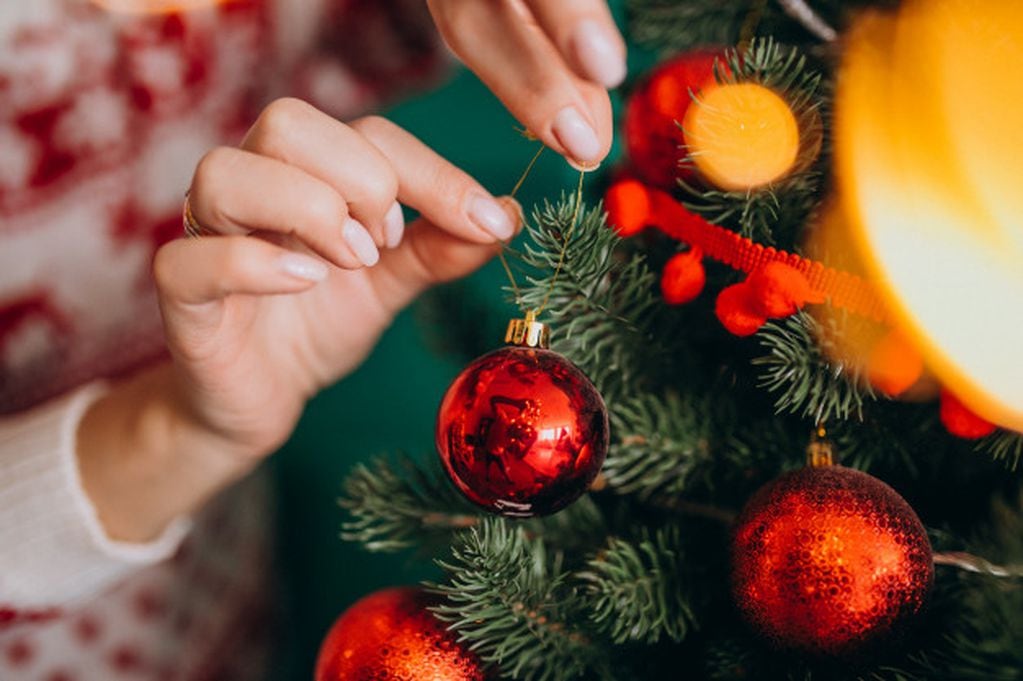 Las luces del árbol de Navidad son un atractivo magnético para niños pequeños. Es clave no dejarlas al alcance de los más pequeños, ni sobrecargar los enchufes. 
