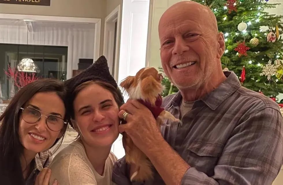 Bruce Willis junto a Demi Moore y una de sus hijas, en una foto reciente. Foto: Instagram/@demimoore