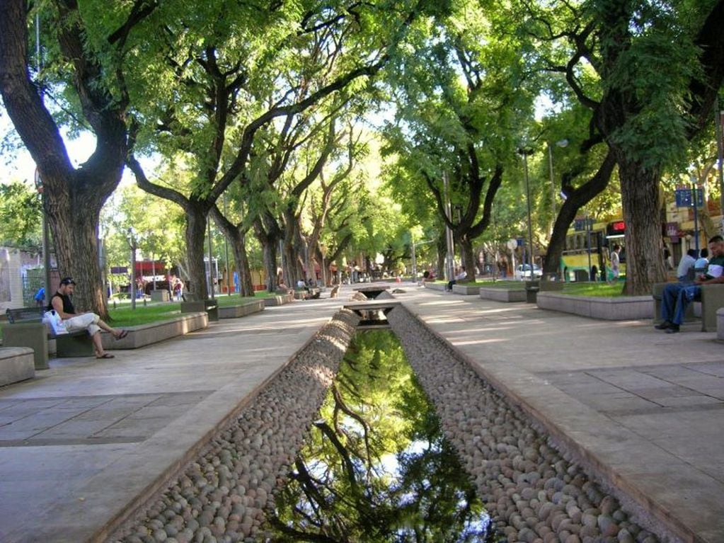 En la Alameda de Mendoza Manuela Mur instaló la Feria del Libro que organizó con la Biblioteca Pública Gral. San Martín.