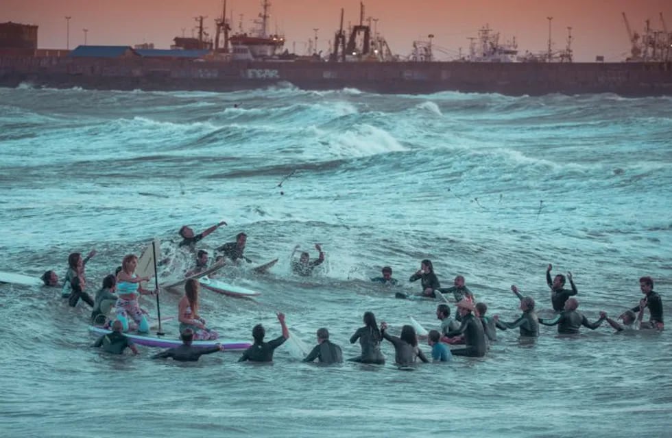 Emotivo abrazo al mar de surfistas en Mar del Plata