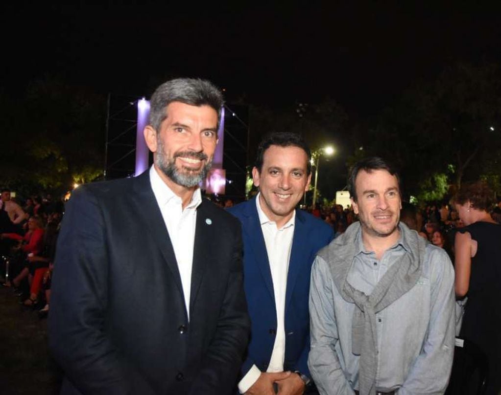 
Anfitrión. El intendente Ulpiano Suárez junto a su par Tadeo García Zalazar y el ministro Lisandro Nieri | José Gutiérrez / Los Andes
   