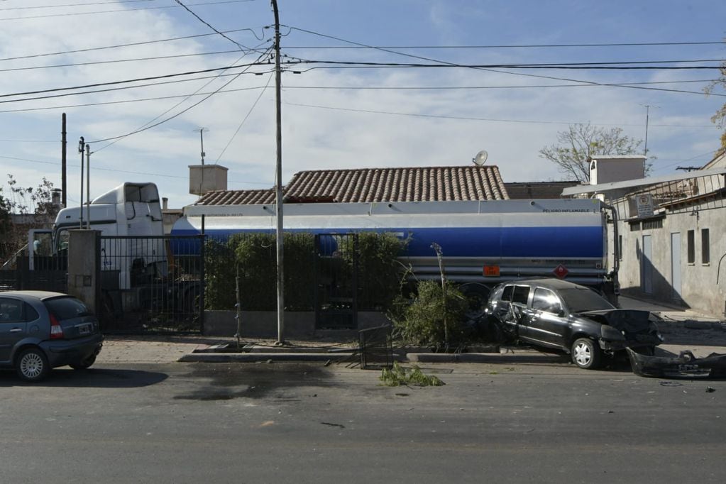 Camión de YPF se incrustó en una casa en Guaymallén. Orlando Pelichotti / Los Andes