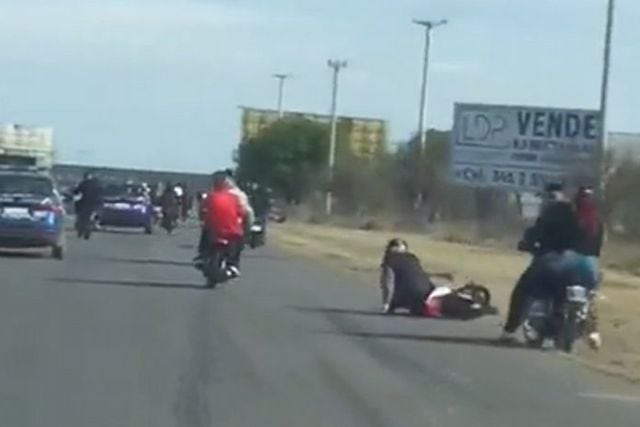 Video: patrulleros de la Policía de Santa Fe chocan a motociclistas que realizaban picadas ilegales