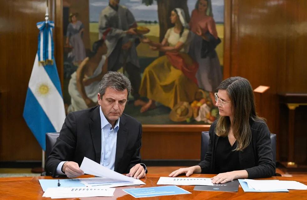 El ministro de Economía, Sergio Massa, y la titular de Anses, Fernanda Raverta