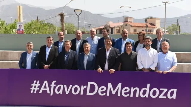Alfredo Cornejo junto a intendentes y candidatos.  Prensa Frente Cambia Mendoza