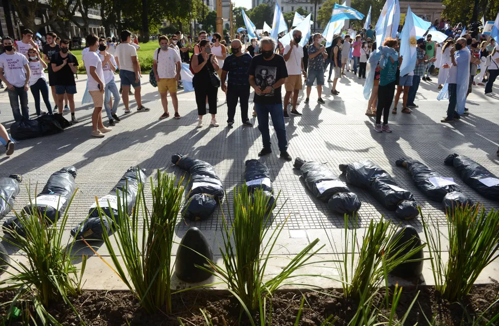 Los manifestantes colocaron 10 bolsas con cadáveres simulando ser dirigentes políticos del oficialismo que recibieron la vacuna.