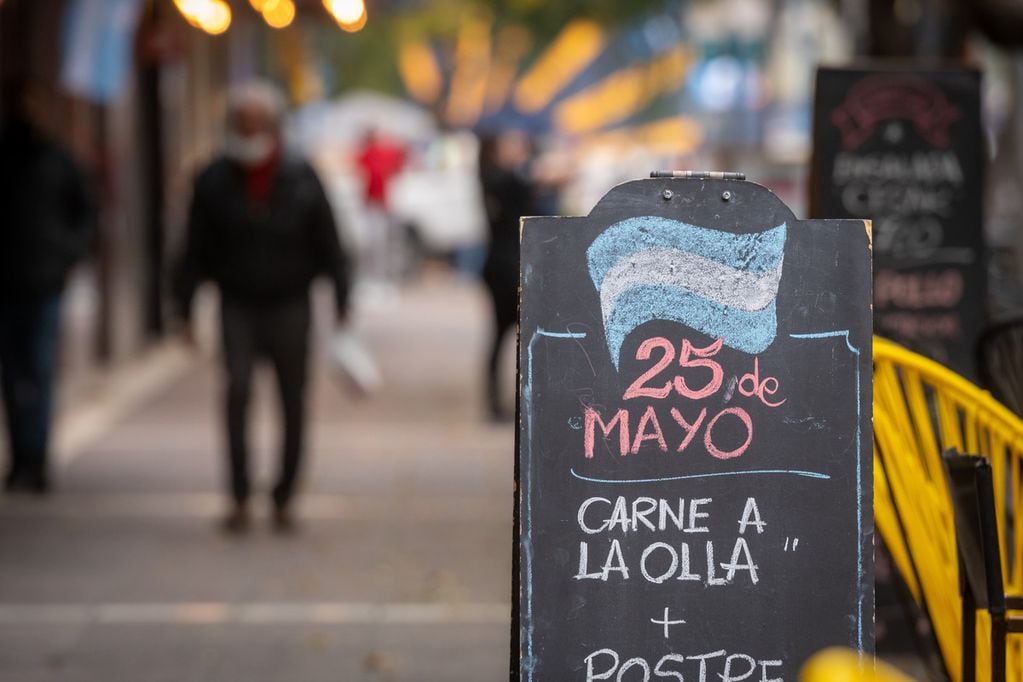 Festejos por el 25 de Mayo 
Preparativos para los festejos del 25 de mayo en la Plaza Indenpendencia y la Peatonal de la Ciudad de Medoza

Foto: Ignacio Blanco / Los Andes 