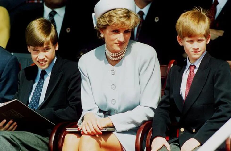 Lady Di tuvo que soportar las presiones de la familia real para tratar de forma diferente a sus hijos. Foto Mirror.