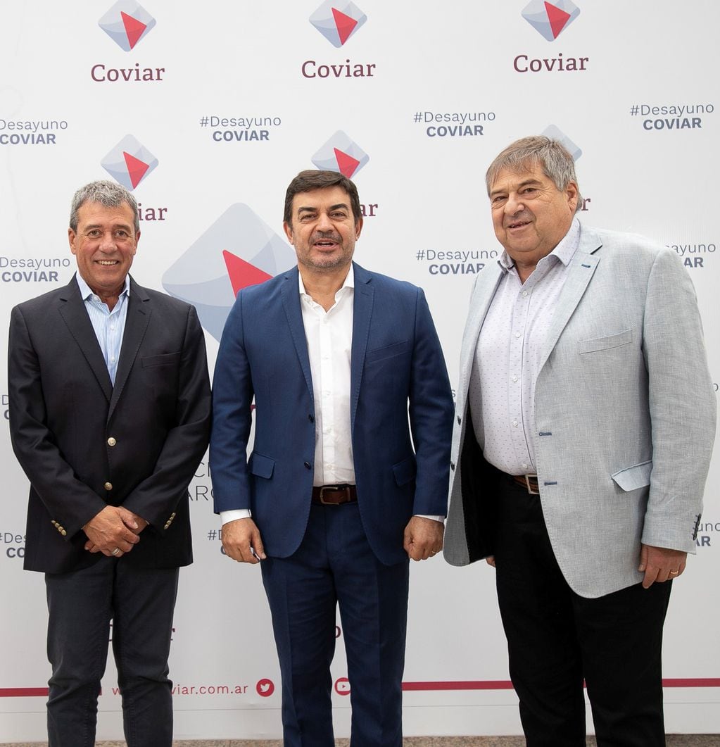 Adolfo Bermejo, Omar de Marchi y Elian Japaz en la llegada al Desayuno de COVIAR 2022.