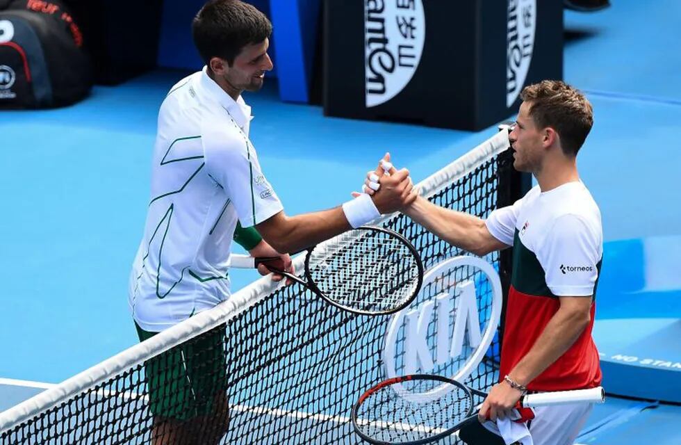 En la última edición del Abierto de Australia, Diego Schwartzman felicita a Novak Djokovic, que dio positivo de coronavirus, después de su victoria. /Gentileza.